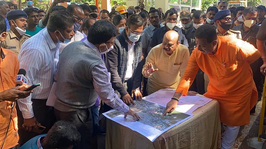 ಮುಖ್ಯಮಂತ್ರಿ ಬಸವರಾಜ ಬೊಮ್ಮಾಯಿ ಅವರು ಬಿಬಿಎಂಪಿ ಅಧಿಕಾರಿಗಳಿಂದ ಮಾಹಿತಿ ಪಡೆದರು.