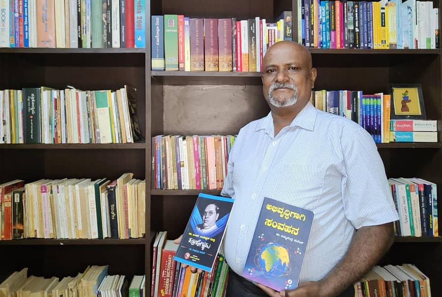ತಾವು ಬರೆದ ‘ಡಾ.ಬಿ.ಆರ್.ಅಂಬೇಡ್ಕರ್ ಮತ್ತು ಪತ್ರಿಕೋದ್ಯಮ’, ‘ಅಭಿವೃದ್ಧಿ ಸಂವಹನ’ ಕೃತಿಗಳೊಂದಿಗೆ ಡಾ.ಅಮ್ಮಸಂದ್ರ ಸುರೇಶ್