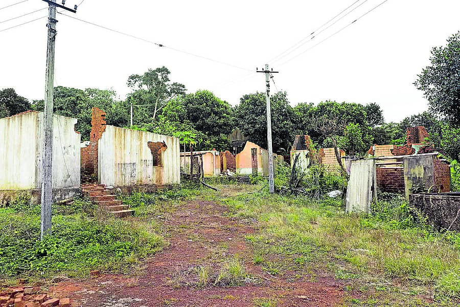 ಕಾಳಿ ಹುಲಿ ಸಂರಕ್ಷಿತ ಪ್ರದೇಶದಲ್ಲಿ ಜೊಯಿಡಾ ತಾಲ್ಲೂಕಿನ ಕುಂಬಾರವಾಡ ವನ್ಯಜೀವಿ ವಲಯದಲ್ಲಿರುವ ಸುಲಾವಳಿ ಮಜಿರೆಯಲ್ಲಿ ಗ್ರಾಮಸ್ಥರು ಮನೆಗಳನ್ನು ಖಾಲಿ ಮಾಡಿರುವುದು – ಪ್ರಜಾವಾಣಿ ಚಿತ್ರ: ದಿಲೀಪ ರೇವಣಕರ್
