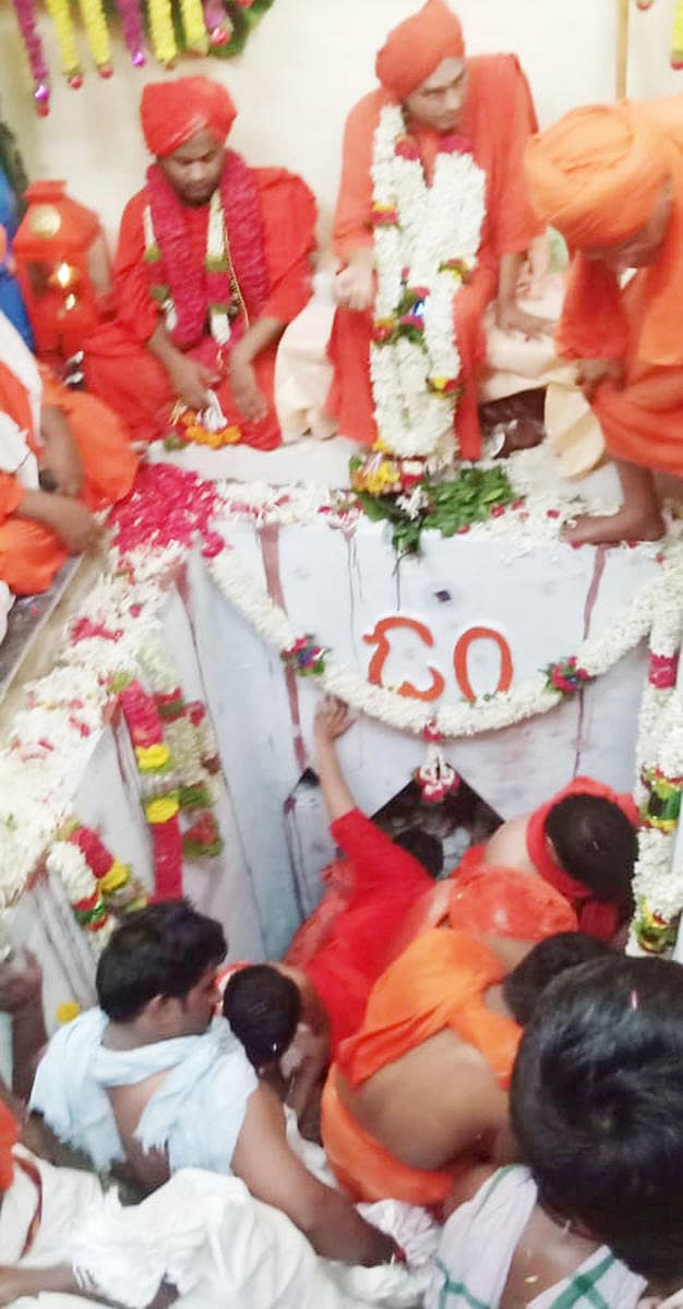 ಲಿಂಗೈಕ್ಯ ಡಾ. ಅಭಿನವ ಅನ್ನದಾನ ಶ್ರೀಗಳ ಕ್ರಿಯಾ ಸಮಾಧಿಯ ಅಂತಿಮ ವಿಧಿವಿಧಾನಗಳನ್ನು ವಿವಿಧ ಮಠಗಳ ಸ್ವಾಮೀಜಿಗಳು ನೆರವೇರಿಸಿದರು