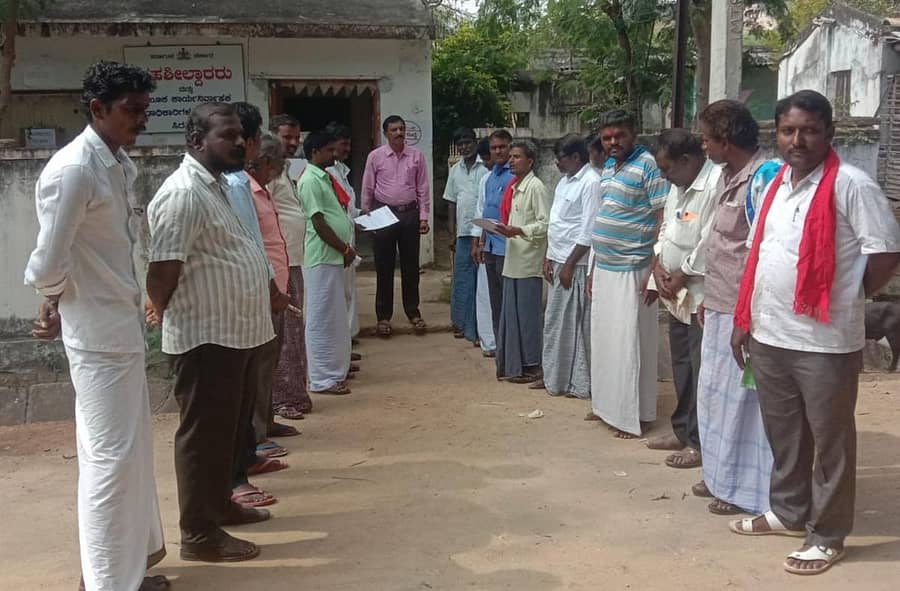 ಸಿರವಾರದಲ್ಲಿ ಬುಧವಾರ ಕರ್ನಾಟಕ ರಾಜ್ಯ ರೈತ ಸಂಘದ ಪದಾಧಿಕಾರಿಗಳು ತಹಶೀಲ್ದಾರ್ ವಿಜಯೇಂದ್ರ ಹುಲಿನಾಯಕ ಅವರಿಗೆ ಮನವಿ ಸಲ್ಲಿಸಿದರು