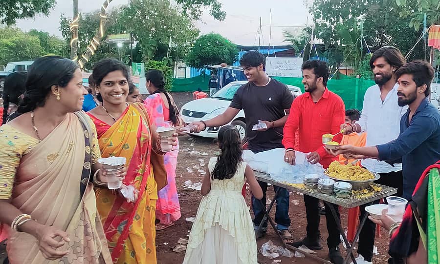 ಹಣ್ಮು ಪಾಜಿ ಗೆಳೆಯರ ಬಳಗದ ವತಿಯಿಂದ ಅಂಗಾರಕ ಸಂಕಷ್ಟ ಚತುರ್ಥಿ ಅಂಗವಾಗಿ ರೇಜಂತಲ್ ಗಣೇಶ ಮಂದಿರಕ್ಕೆ ಕಾಲ್ನಡಿಗೆಯಲ್ಲಿ ತೆರಳಿದ ಭಕ್ತರಿಗೆ ಕರ್ನಾಟಕ-ತೆಲಂಗಾಣ ಗಡಿಯ ಜಹೀರಾಬಾದ್ ರಸ್ತೆಯಲ್ಲಿ ಇರುವ ಸಾಯಿ ಧಾಮ ರೆಸ್ಟೊರಂಟ್ ಬಳಿ ಪ್ರಸಾದ ವಿತರಿಸಲಾಯಿತು