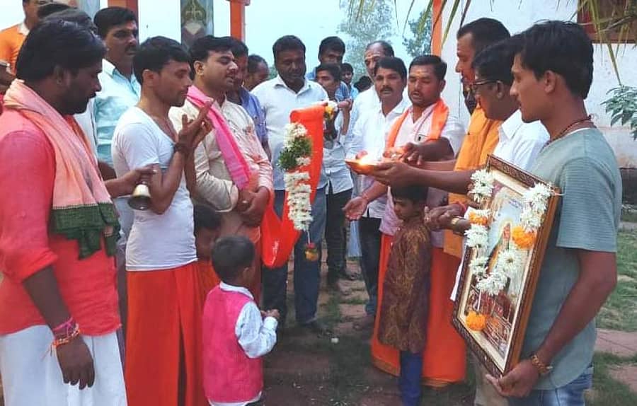 ಬೀದರ್ ತಾಲ್ಲೂಕಿನ ಬಾವಗಿಯ ಭದ್ರೇಶ್ವರ ದೇಗುಲದಲ್ಲಿ ಪುಣ್ಯಸ್ಮರಣೆ ನಿಮಿತ್ತ ಭದ್ರೇಶ್ವರ ಭಾವಚಿತ್ರಕ್ಕೆ ಪೂಜೆ ಸಲ್ಲಿಸಲಾಯಿತು