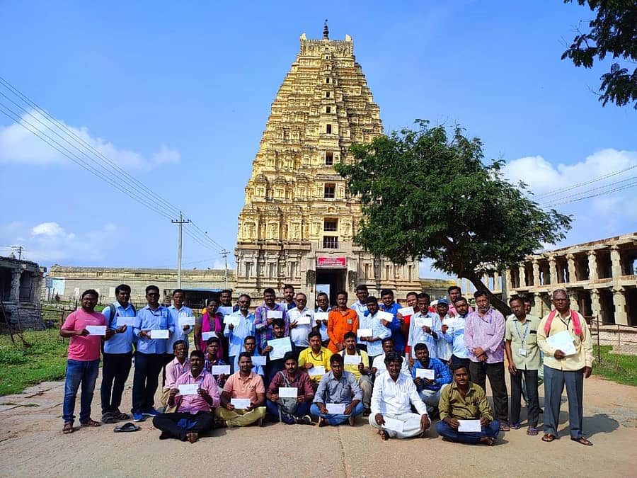 ಪ್ರವಾಸಿ ಮಾರ್ಗದರ್ಶಿಗಳು ಬುಧವಾರ ಹಂಪಿಯಲ್ಲಿ ಪತ್ರ ಚಳವಳಿ ನಡೆಸಿದರು