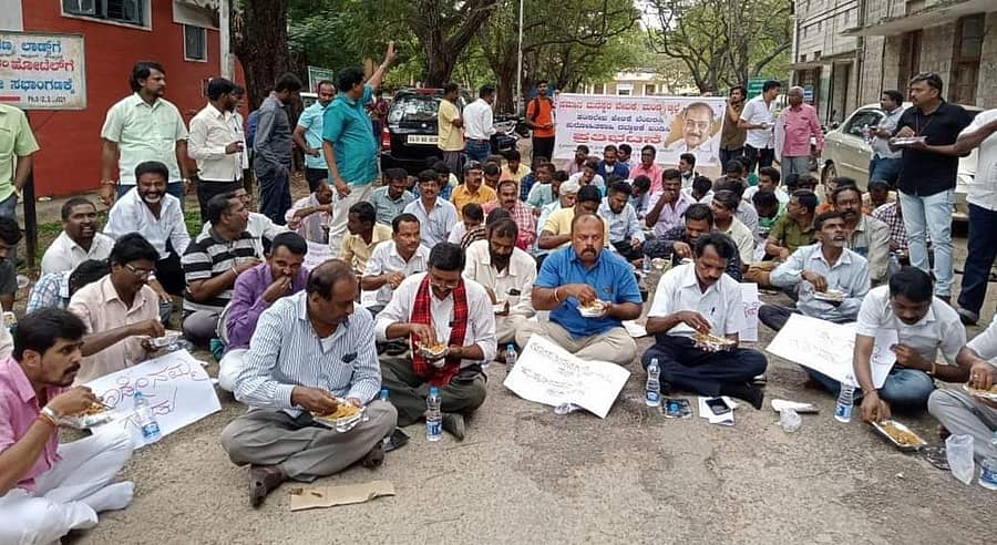 ಸಂಗೀತ ನಿರ್ದೇಶಕ ಹಂಸಲೇಖ ಬೆಂಬಲಿಸಿ ಸಮಾನ ಮನಸ್ಕ ವೇದಿಕೆ ಸದಸ್ಯರು ಜಿಲ್ಲಾಧಿಕಾರಿ ಕಚೇರಿ ಎದುರು ಕೋಳಿ ಬಿರಿಯಾನಿ ತಿಂದು ಪ್ರತಿಭಟನೆ ನಡೆಸಿದರು