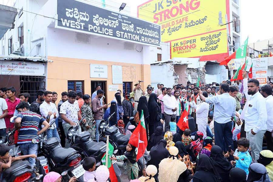 ರಾಯಚೂರು ಪಶ್ಚಿಮ ಪೊಲೀಸ್ ಠಾಣೆಯ ಮುಂದೆ ಸೋಶಿಯಲ್ ಡೆಮಾಕ್ರಟಿಕ್ ಪಾರ್ಟಿ ಆಫ್ ಇಂಡಿಯಾ (ಎಸ್ ಡಿಪಿಐ) ಜಿಲ್ಲಾ ಘಟಕದ ಪದಾಧಿಕಾರಿಗಳು ಬುಧವಾರ ಪ್ರತಿಭಟನೆ ನಡೆಸಿದರು