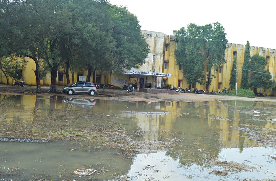 ಯಾದಗಿರಿ ನಗರದ ಪದವಿ ಕಾಲೇಜಿನ ಆವರಣದಲ್ಲಿ ಮಳೆ ನೀರು ಜಲಾವೃತ್ತವಾಗಿರುವುದು