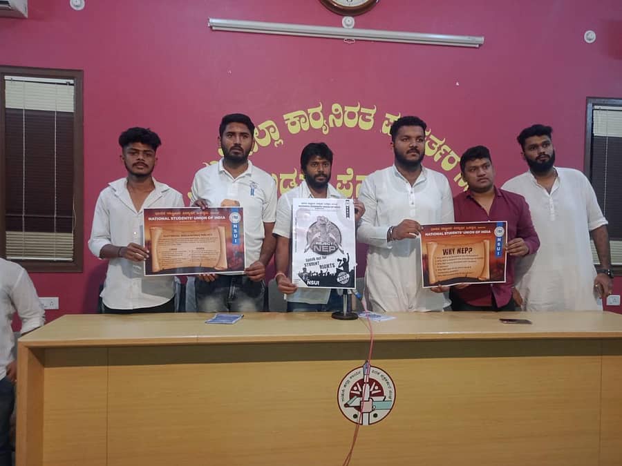 ರಾಷ್ಟ್ರೀಯ ಶಿಕ್ಷಣ ನೀತಿಯ ವಿರುದ್ಧ ಎನ್ಎಸ್ಯುಐ ಮುಖಂಡರು ಬುಧವಾರ ಸುದ್ದಿಗೋಷ್ಠಿಯಲ್ಲಿ ಪೋಸ್ಟರ್ಗಳನ್ನು ಬಿಡುಗಡೆ ಮಾಡಿದರು.