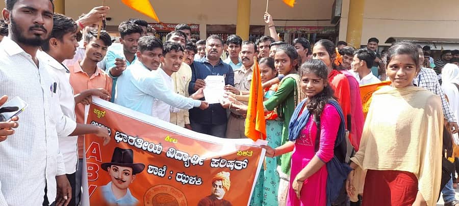 ಬಸ್‌ ಸೌಕರ್ಯ ಕಲ್ಪಿಸುವಂತೆ ಆಗ್ರಹಿಸಿ ಝಳಕಿ ಗ್ರಾಮದ ಬಸ್‌ ನಿಲ್ದಾಣದಲ್ಲಿ ಮಂಗಳವಾರ ವಿದ್ಯಾರ್ಥಿಗಳು ಪ್ರತಿಭಟನೆ ನಡೆಸಿ ಇಂಡಿ ಘಟಕ ವ್ಯವಸ್ಥಾಪಕರಿಗೆ ಮನವಿ ಸಲ್ಲಿಸಿದರು