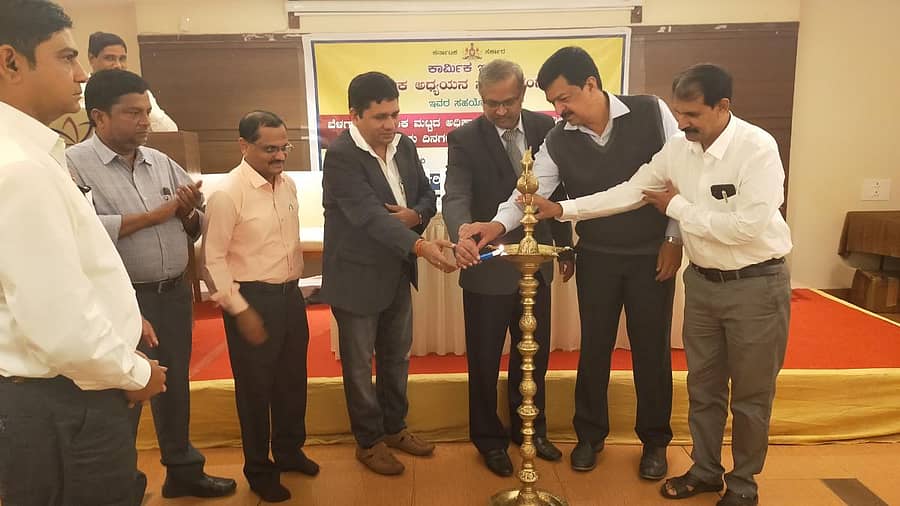 ಬೆಳಗಾವಿಯಲ್ಲಿ ಕಾರ್ಮಿಕ ಇಲಾಖೆಯ ಅಧಿಕಾರಿಗಳು ಹಾಗೂ ಇನ್‌ಸ್ಪೆಕ್ಟರ್‌ಗಳಿಗೆ ಹಮ್ಮಿಕೊಂಡಿದ್ದ ತರಬೇತಿ ಕಾರ್ಯಾಗಾರವನ್ನು ಜಿಲ್ಲಾ ಕಾನೂನು ಸೇವಾ ಪ್ರಾಧಿಕಾರದ ಸದಸ್ಯ ಕಾರ್ಯದರ್ಶಿ ವಿಜಯ ದೇವರಾಜ ಅರಸು ಮತ್ತು ಅಧಿಕಾರಿಗಳು ಉದ್ಘಾಟಿಸಿದರು