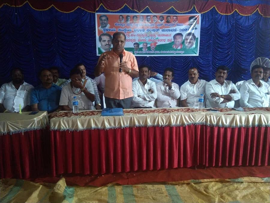 ಹೊನ್ನಾಳಿ ನಗರದ ಸರ್ಕಾರಿ ನೌಕರರ ಭವನದಲ್ಲಿ ಕಾಂಗ್ರೆಸ್ ಪಕ್ಷದ ವಿಧಾನಪರಿಷತ್ ಅಭ್ಯರ್ಥಿ ಆರ್. ಪ್ರಸನ್ನಕುಮಾರ್ ಅವರು ಮಾತನಾಡಿದರು. 