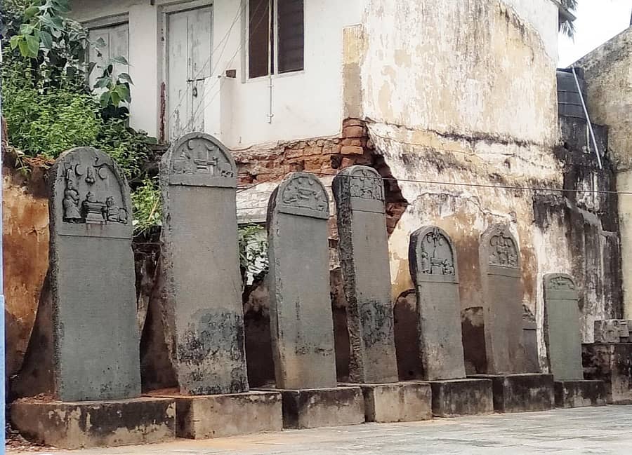 ಹರಿಹರದ ಹರಿಹರೇಶ್ವರ ದೇವಸ್ಥಾನದ ಆವರಣದಲ್ಲಿ ಬಿಸಿಲು–ಮಳೆಗೆ ಶಿಥಿಲಗೊಳ್ಳುತ್ತಿರುವ ಶಾಸನಗಳು