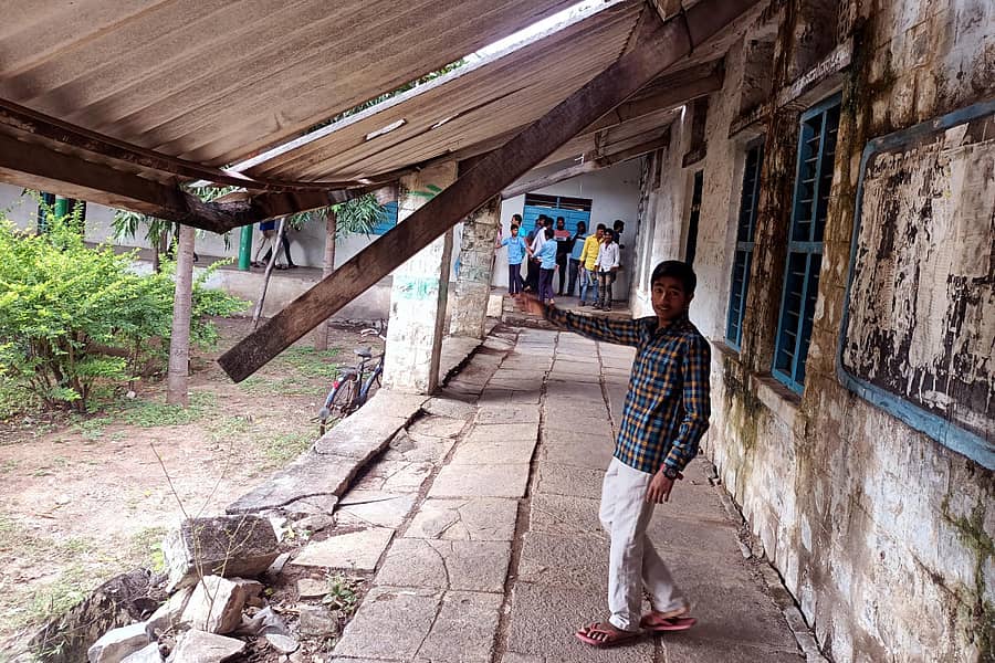 ಹುಣಸಗಿ ಪಟ್ಟಣದ ಪ್ರೌಢಶಾಲೆಯ ಸರ್ಕಾರಿ ಪ್ರಥಮ ದರ್ಜೆ ಕಾಲೇಜಿನ ಚಾವಣಿ ಶಿಥಿಲವಾಗಿ ಬೀಳುವ ಹಂತದಲ್ಲಿರುವುದು