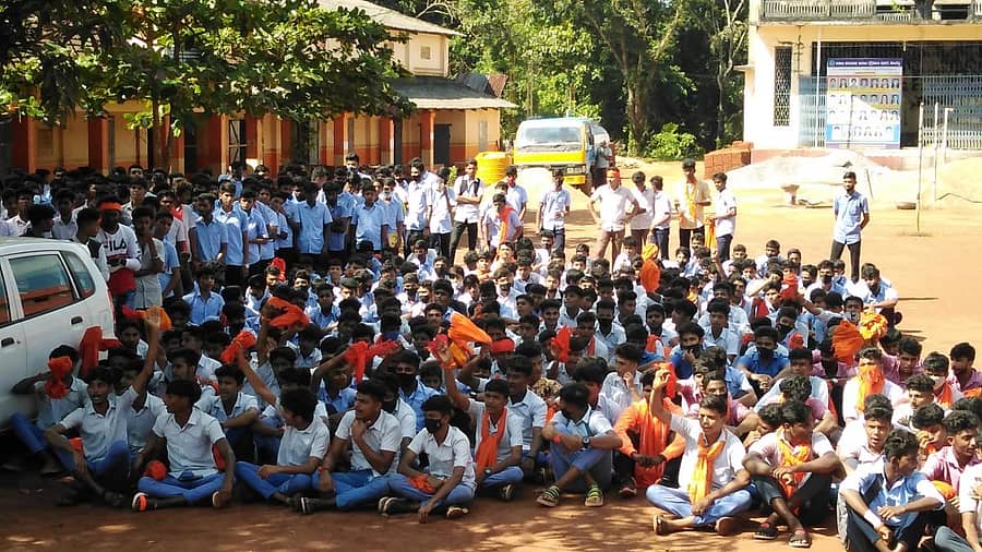 ಪುತ್ತೂರಿನ ಕೊಂಬೆಟ್ಟು ಸರ್ಕಾರಿ ಪದವಿ ಪೂರ್ವ ಕಾಲೇಜಿನಲ್ಲಿ ಬುಧವಾರ ಎಬಿವಿಪಿ ನೇತೃತ್ವದಲ್ಲಿ ವಿದ್ಯಾರ್ಥಿಗಳು ಪ್ರತಿಭಟನೆ ನಡೆಸಿದರು.