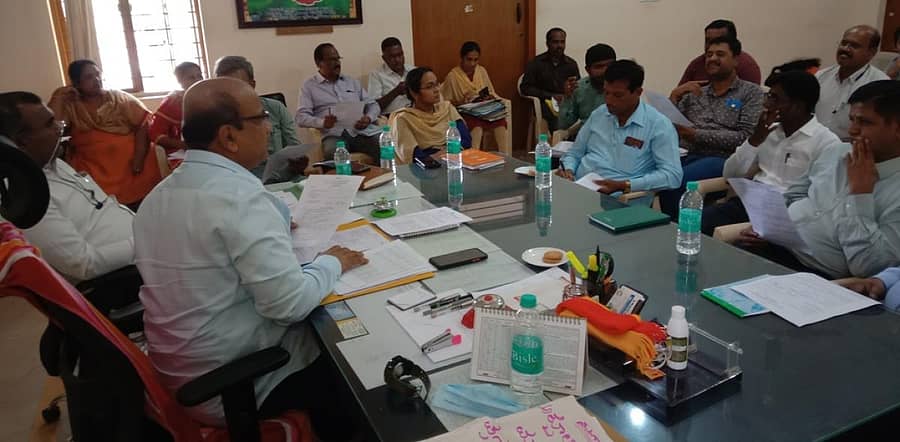 ಗುಡಿಬಂಡೆ ತಾಲ್ಲೂಕು ಕಚೇರಿಯಲ್ಲಿ ಮಳೆಹಾನಿ ಕುರಿತ ಸಭೆ ನಡೆಯಿತು. ಲೋಡಲ್ ಅಧಿಕಾರಿ ಡಾ.ಅಶೋಕ, ತಹಶೀಲ್ದಾರ್ ಸಿಗಬತ್ಉಲ್ಲಾ, ಇಒ ರವೀಂದ್ರ ಇದ್ದರು