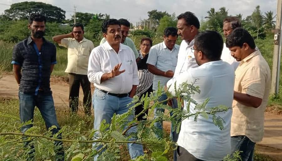ಚಳ್ಳಕೆರೆ ಸೂಜಿನಗರದ ಬಳಿ ರಾಜಕಾಲುವೆ ಜಾಗವನ್ನು ತಹಶೀಲ್ದಾರ್ ಎನ್. ರಘುಮೂರ್ತಿ ಪರಿಶೀಲನೆ ನಡೆಸಿದರು