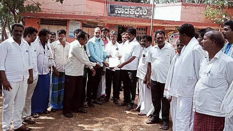 ನಾಯಕನಹಟ್ಟಿ ಹೋಬಳಿಯ ನೀರಾವರಿ ಹಾಗೂ ಸಾಮಾಜಿಕ ಹೋರಾಟ ಸಮಿತಿಯ ಪದಾಧಿಕಾರಿಗಳು ಪಟ್ಟಣದ ವ್ಯಾಪ್ತಿಯಲ್ಲಿರುವ ಹಳ್ಳಿಗಳನ್ನು ಪ್ರತ್ಯೇಕಿಸುವಂತೆ ಒತ್ತಾಯಿಸಿ ರಾಜಸ್ವ ನಿರೀಕ್ಷಕರಿಗೆ ಮನವಿ ಸಲ್ಲಿಸಿದರು.