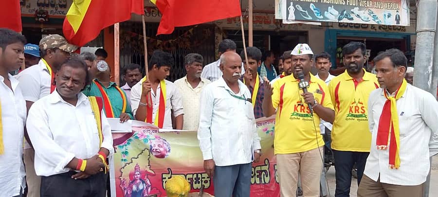 ಕೆಜಿಎಫ್ ತಾಲ್ಲೂಕಿನ ಕ್ಯಾಸಂಬಳ್ಳಿ ನಾಡ ಕಚೇರಿಗೆ ಬುಧವಾರ ಬೀಗ ಹಾಕಿದ ವಿವಿಧ ಸಂಘಟನೆಗಳ ಮುಖಂಡರು ಪ್ರತಿಭಟನೆ ನಡೆಸಿದರು