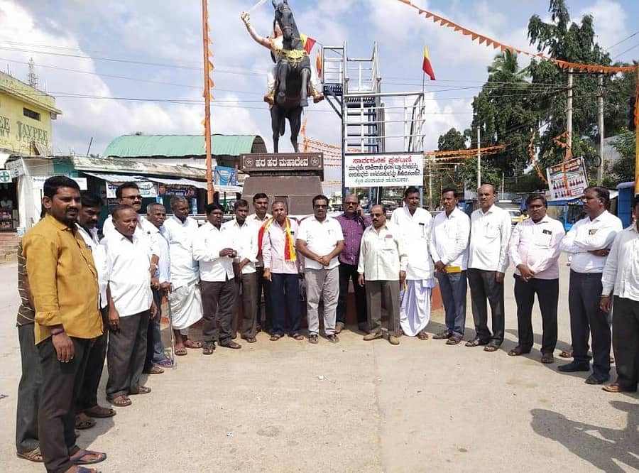 ಯಲಬುರ್ಗಾದಲ್ಲಿ ಮಹೇಶ ಜೋಷಿ ಬೆಂಬಲಿಗರು ವಿಜಯೋತ್ಸವ ಆಚರಿಸಿದರು