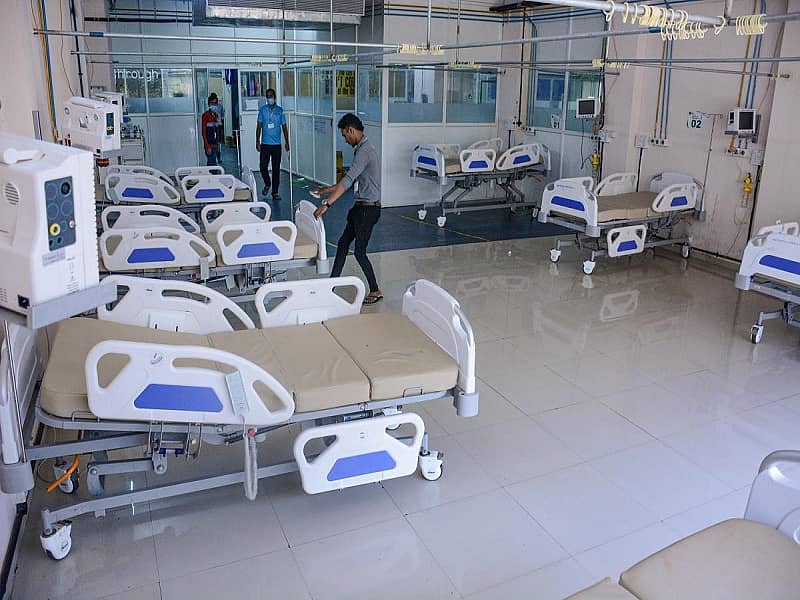 ಬುಧವಾರ ಠಾಣೆಯ ಪಾಲಿಕೆ ಆಸ್ಪತ್ರೆಯಲ್ಲಿ ಸಿಬ್ಬಂದಿ ಕೋವಿಡ್ ರೋಗಿಗಳಿಗೆ ನೀಡುವ ಹಾಸಿಗೆಯನ್ನು ಸ್ಥಳಾಂತರಿಸಿದರು. ಚಿತ್ರ–ಪಿಟಿಐ