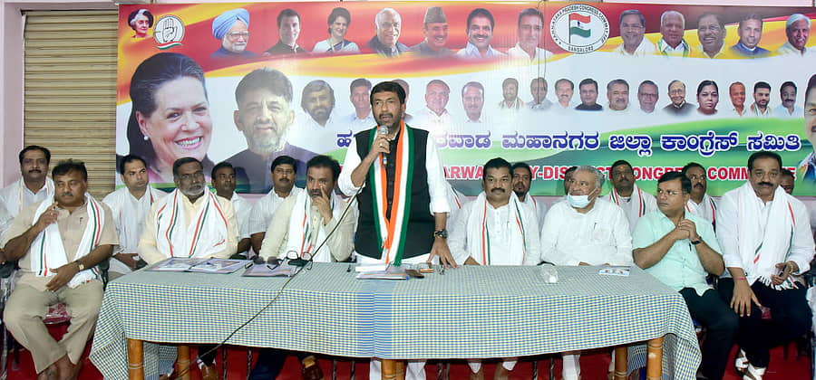 ಹುಬ್ಬಳ್ಳಿಯ ಮಹಾನಗರ ಕಾಂಗ್ರೆಸ್ ಕಚೇರಿಯಲ್ಲಿ ಗುರುವಾರ ನಡೆದ ಸುದ್ದಿಗೋಷ್ಠಿಯಲ್ಲಿ ವಿಧಾನ ಪರಿಷತ್ ಚುನಾವಣೆ ಅಭ್ಯರ್ಥಿ ಸಲೀಂ ಅಹ್ಮದ್ ಮಾತನಾಡಿದರು