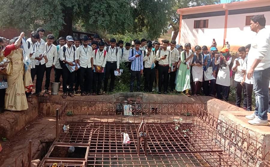 ಪಾರಂಪರಿಕ ನಡಿಗೆ ನಿಮಿತ್ತ ಕರ್ನಾಟಕ ಕಾಲೇಜು ವಿದ್ಯಾರ್ಥಿಗಳು ಬೀದರ್ ತಾಲ್ಲೂಕಿನ ಅಲಿಯಬಾದ್ ಸಮೀಪದ ಹಳೆಯ ಬಾವಿಯನ್ನು ವೀಕ್ಷಿಸಿದರು