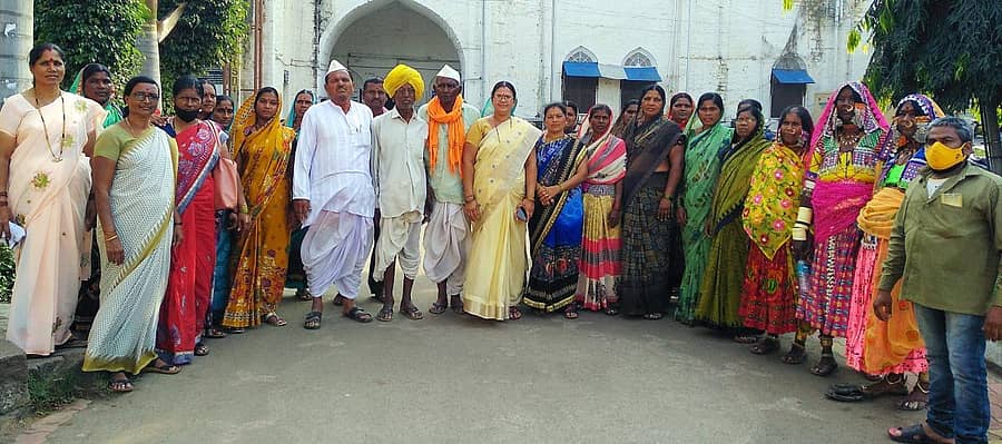 ವಿಜಯಪುರ ಜಿಲ್ಲಾಧಿಕಾರಿ ಕಚೇರಿ ಎದುರು ಗುರುವಾರ ಐನಾಪೂರ ತಾಂಡಾ ನಿವಾಸಿಗಳು ಪ್ರತಿಭಟನೆ ನಡೆಸಿದರು