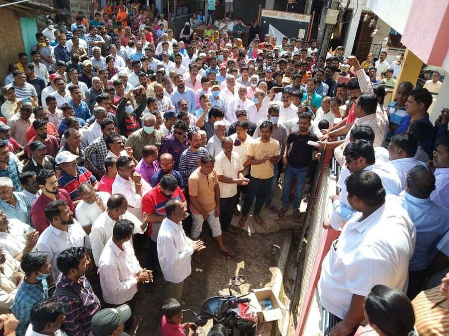 ಬೆಳಗಾವಿ ಹೊರವಲಯದಲ್ಲಿರುವ ಆನಂದವಾಡಿಯ 40 ಮನೆಗಳನ್ನು ತೆರವುಗೊಳಿಸಬೇಕೆಂಬ ವಕ್ಫ್ ಮಂಡಳಿಯ ಆದೇಶ ಖಂಡಿಸಿ ನಿವಾಸಿಗಳು ಗುರುವಾರ ಪ್ರತಿಭಟನೆ ನಡೆಸಿದರು