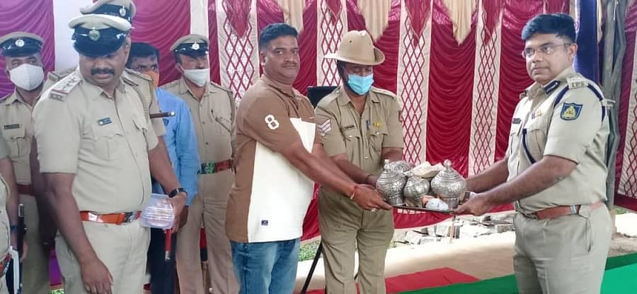 ಪೊಲೀಸರು ವಿವಿಧ ಅಪರಾಧ ಪ್ರಕರಣ ಭೇದಿಸಿ ವಶಪಡಿಸಿಕೊಂಡ ವಸ್ತುಗಳನ್ನು ಕೇಂದ್ರ ವಲಯ ಐಜಿಪಿ ಚಂದ್ರಶೇಖರ್ ಕೋಲಾರದಲ್ಲಿ ಗುರುವಾರ ವಾರಸುದಾರರಿಗೆ ಹಸ್ತಾಂತರಿಸಿದರು