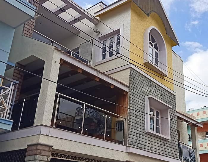 ಪೀಣ್ಯದಾಸರಹಳ್ಳಿ ಬಾಗಲಗುಂಟೆ ವಾರ್ಡ್ ಸಿಡೆದಹಳ್ಳಿ ಯಲ್ಲಿರುವ ಬಿಬಿಎಂಪಿ ಗ್ರೂಪ್ ಡಿ ನೌಕರ ಜಿ.ವಿ. ಗಿರಿ ಅವರು ನಿಗದಿತ ಗಳಿಕೆಗಿಂತ ಅಪಾರ ಪ್ರಮಾಣದ ಆಸ್ತಿಪಾಸ್ತಿ ಹೊಂದಿದ್ದಾರೆ ಎಂಬ ಬಂದ ದೂರಿನ ಹಿನ್ನೆಲೆಯಲ್ಲಿ ಭ್ರಷ್ಟಾಚಾರ ನಿಗ್ರಹ ದಳದ ಅಧಿಕಾರಿಗಳು ಬೆಳಿಗ್ಗೆ ಅವರ ಮನೆ ಮೇಲೆ ದಾಳಿ ನಡೆಸಿ ಶೋಧ ಕಾರ್ಯ ಮುಂದುವರಿಸಿದರು.