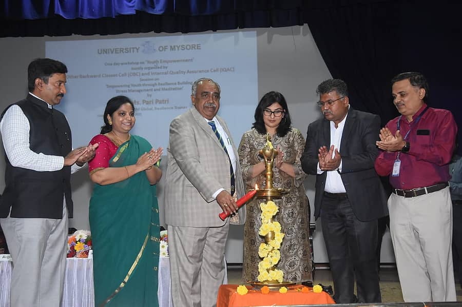 ಮೈಸೂರು ವಿಶ್ವವಿದ್ಯಾನಿಲಯದ ಸೆನೆಟ್ ಭವನದಲ್ಲಿ ಗುರುವಾರ ಏರ್ಪಡಿಸಿದ್ದ ‘ಯುವ ಸಬಲೀಕರಣ’ ಕುರಿತ ಕಾರ್ಯಾಗಾರವನ್ನು ಕುಲಪತಿ ಪ್ರೊ.ಜಿ.ಹೇಮಂತಕುಮಾರ್ ಉದ್ಘಾಟಿಸಿದರು.