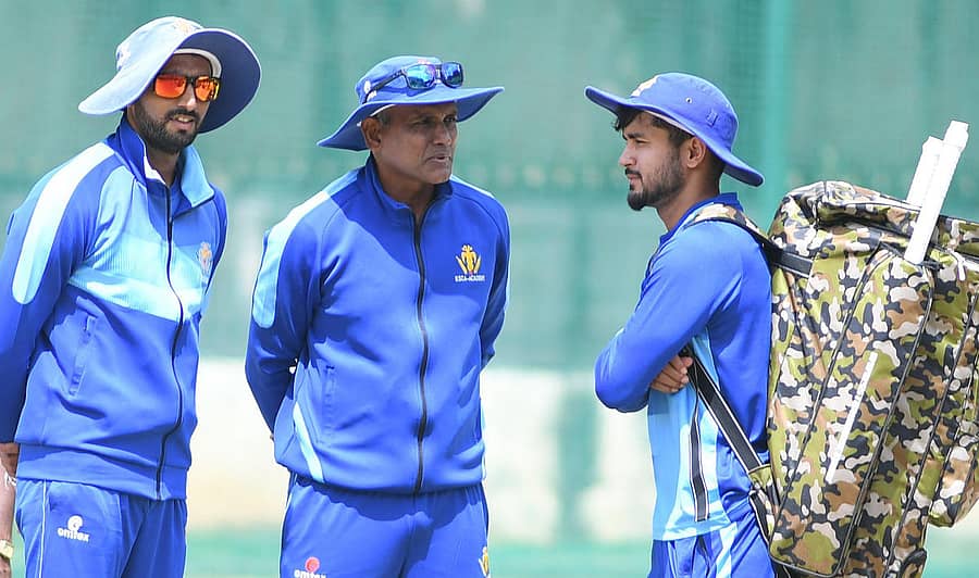 ಕರ್ನಾಟಕದ ಬೌಲಿಂಗ್ ಕೋಚ್ ಎಸ್. ಅರವಿಂದ್, ಮುಖ್ಯ ಕೋಚ್ ಯರೇಗೌಡ ಮತ್ತು ನಾಯಕ ಮನೀಷ್ ಪಾಂಡೆ