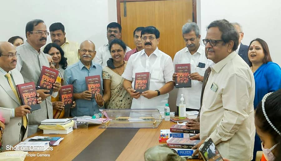 ಗೃಹ ಸಚಿವ ಆರಗ ಜ್ಞಾನೇಂದ್ರ ‘ಚಾರುಲತಾ- ವಸಂತ’ ಕಾವ್ಯ ಕಥನದ ಇಂಗ್ಲಿಷ್ ಅನುವಾದ ಕೃತಿಯನ್ನು ಬಿಡುಗಡೆಗೊಳಿಸಿದರು. ಲೇಖಕ ಗುರುರಾಜ ಕರಜಗಿ, ಮಲ್ಲೇಪುರಂ ಜಿ.ವೆಂಕಟೇಶ್, ಹಂಪ ನಾಗರಾಜಯ್ಯ, ಮುಖ್ಯಮಂತ್ರಿಗಳ ರಾಜಕೀಯ ಕಾರ್ಯದರ್ಶಿ ಡಿ.ಎನ್.ಜೀವರಾಜ್, ರಾಜೇಂದ್ರ ಚೆನ್ನಿ ಇದ್ದರು