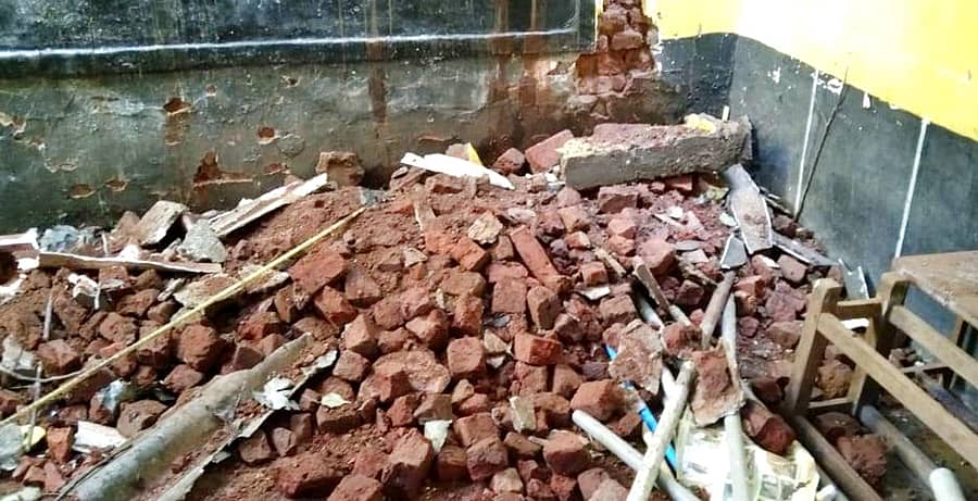 ಹೊಳಲ್ಕೆರೆ ತಾಲ್ಲೂಕಿನ ಕಣಿವೆಜೋಗಿಹಳ್ಳಿಯ ಸರ್ಕಾರಿ ಶಾಲಾ ಕೊಠಡಿ ಕುಸಿದಿರುವುದು