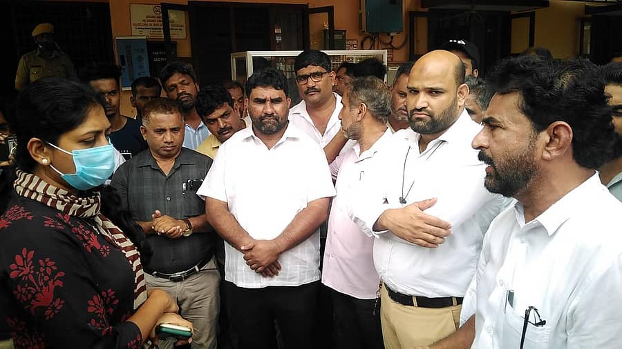 ಮುಸ್ಲಿಂ ಸಮುದಾಯದ ಪ್ರಮುಖರು ಗುರುವಾರ ಡಿವೈಎಸ್ಪಿ ಡಾ.ಗಾನ.ಕೆ ಕುಮಾರ್ ಅವರನ್ನು ಭೇಟಿ ಮಾಡಿ, ಪುತ್ತೂರಿನ ಕೊಂಬೆಟ್ಟು ಸರ್ಕಾರಿ ಪದವಿ ಪೂರ್ವ ಕಾಲೇಜಿನಲ್ಲಿ ಮುಸ್ಲಿಂ ಸಮುದಾಯದ ವಿದ್ಯಾರ್ಥಿಗಳ ಮೇಲೆ ಹಲ್ಲೆ ನಡೆಸಿದವರನ್ನು ಬಂಧಿಸಬೇಕು ಎಂದು ಒತ್ತಾಯಿಸಿದರು.