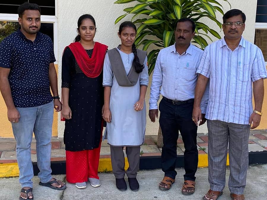 ಚುನಾವಣಾ ಆಯೋಗ ನಡೆಸಿದ ಜಿಲ್ಲಾಮಟ್ಟದ ಪ್ರಬಂಧ ಸ್ಪರ್ಧೆಯಲ್ಲಿ ಪ್ರಥಮ ಸ್ಥಾನ ಪಡೆದಿರುವ ಚಿಂತಾಮಣಿಯ ಆರ್.ಕೆ. ವಿಜನ್ ಕಾಲೇಜಿನ ವಿದ್ಯಾರ್ಥಿನಿ ಬಿ. ಕುಸುಮಾ ಗೌಡ ಅವರನ್ನು ಪ್ರಾಂಶುಪಾಲ ಕೆ.ಪಿ. ನಾಗಾರ್ಜುನರೆಡ್ಡಿ, ನಿರ್ದೇಶಕ ಡಾ.ಜಿ.ವಿ.ಕೆ. ರೆಡ್ಡಿ ಅಭಿನಂದಿಸಿದರು