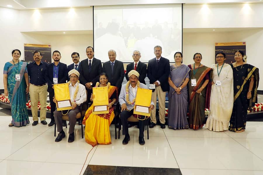 ನಿಟ್ಟೆ ವಿಶ್ವವಿದ್ಯಾಲಯದ ಆವಿಷ್ಕಾರ ಸಭಾಂಗಣದಲ್ಲಿ ನಡೆದ ಅಂತರರಾಷ್ಟ್ರೀಯ ಮಟ್ಟದ ಸಮ್ಮೇಳನದಲ್ಲಿ ಹಿರಿಯ ವಿಜ್ಞಾನಿಗಳಾದ ಪ್ರೊ. ಜಯರಾಮ ಎಸ್, ಡಾ.ಮಧುಬಾಲ, ಇಡ್ಯಾ ಕರುಣಾಸಾಗರ್ ಅವರನ್ನು ಸನ್ಮಾನಿಸಲಾಯಿತು.