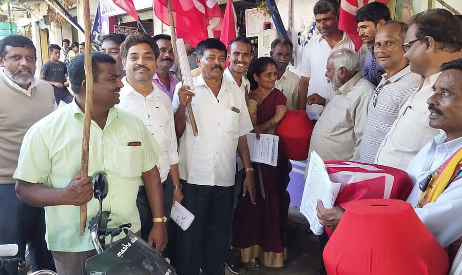 ಬಾಗೇಪಲ್ಲಿ ಪಟ್ಟಣದ ಮುಖ್ಯರಸ್ತೆಯಲ್ಲಿ ಸಿಪಿಎಂ ಮುಖಂಡರು ದೇಣಿಗೆ ಸಂಗ್ರಹಿಸಿದರು