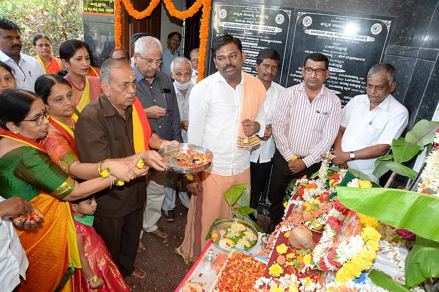 ದಾವಣಗೆರೆ ಜಿಲ್ಲಾ ಕನ್ನಡ ಸಾಹಿತ್ಯ ಪರಿಷತ್ತಿನ ನೂತನ ಅಧ್ಯಕ್ಷರಾಗಿ ಬಿ. ವಾಮದೇವಪ್ಪ ಅವರು ಗುರುವಾರ ಅಧಿಕಾರ ವಹಿಸಿಕೊಳ್ಳುವ ಮುಂಚೆ ದಾವಣಗೆರೆಯ ಕುವೆಂಪು ಕನ್ನಡ ಭವನದಲ್ಲಿ ವಿಶೇಷ ಪೂಜೆ ಸಲ್ಲಿಸಿದರು