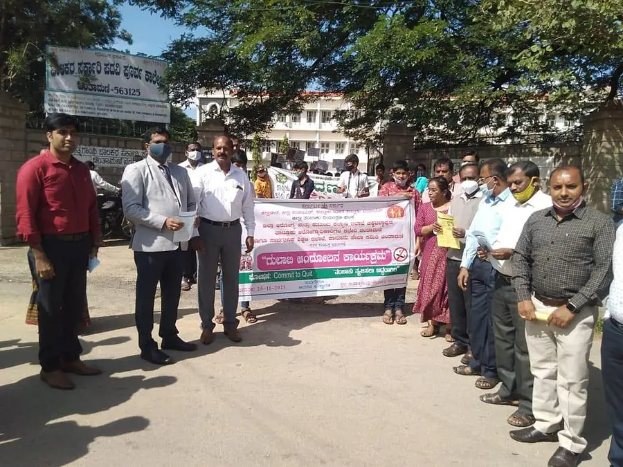 ಚಿಂತಾಮಣಿಯಲ್ಲಿ ಆರೋಗ್ಯ ಇಲಾಖೆಯು ಗುರುವಾರ ಹಮ್ಮಿಕೊಂಡಿದ್ದ ತಂಬಾಕು ನಿಷೇಧ ಅರಿವು ಜಾಥಾಕ್ಕೆ ಪ್ರಧಾನ ಸಿವಿಲ್ ನ್ಯಾಯಾಧೀಶ ಜಿ.ಜೆ. ಶಿವಕುಮಾರ್ ಮತ್ತು ತಾಲ್ಲೂಕು ಆರೋಗ್ಯಾಧಿಕಾರಿ ಡಾ.ಸ್ವಾತಿ ಚಾಲನೆ ನೀಡಿದರು