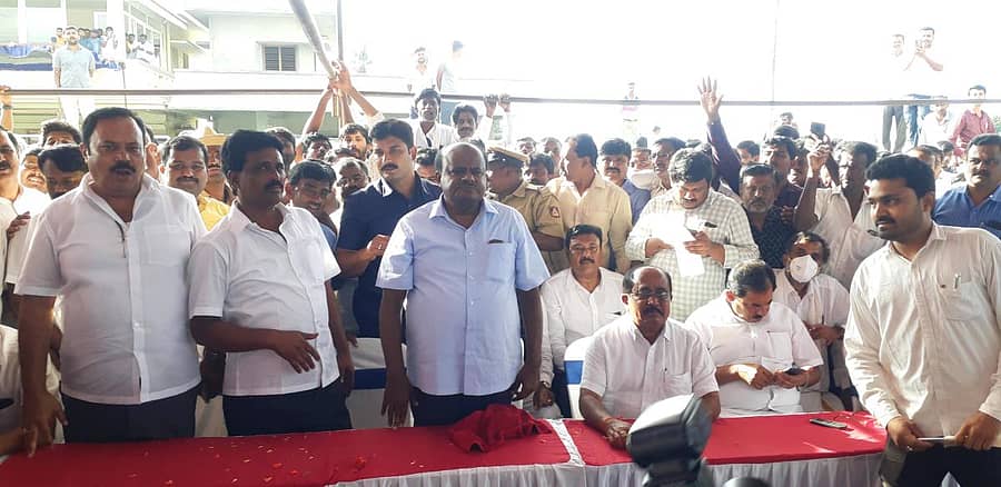 ಶಿಡ್ಲಘಟ್ಟ ತಾಲ್ಲೂಕಿನ ಜೆಡಿಎಸ್ ಮುಖಂಡ ಮೇಲೂರು ಬಿ.ಎನ್. ರವಿಕುಮಾರ್ ಅವರ ಮನೆಗೆ ಭೇಟಿ ನೀಡಿದ್ದ ಮಾಜಿ ಮುಖ್ಯಮಂತ್ರಿ ಎಚ್.ಡಿ. ಕುಮಾರಸ್ವಾಮಿ ಕಾರ್ಯಕರ್ತರನ್ನು ಉದ್ದೇಶಿಸಿ ಮಾತನಾಡಿದರು