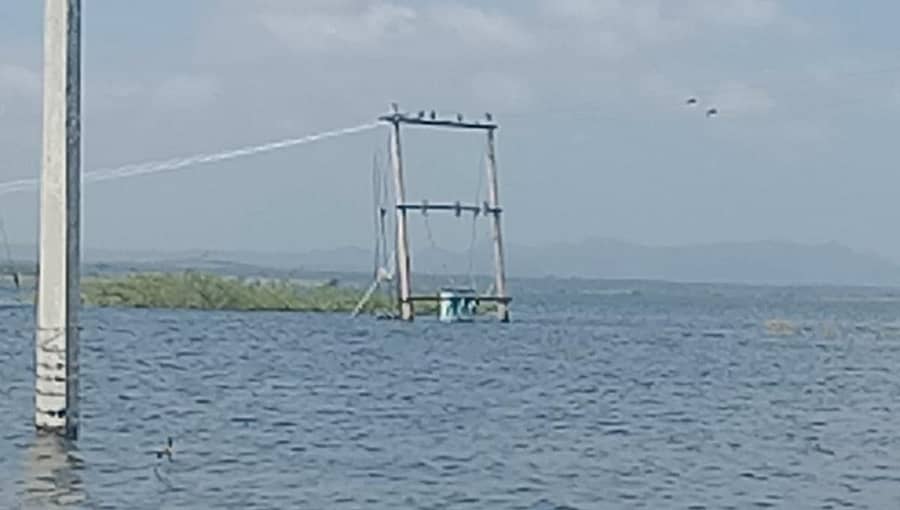 ಹೊಸದುರ್ಗ ತಾಲ್ಲೂಕಿನ ಮತ್ತೋಡು ಗ್ರಾಮ ಪಂಚಾಯಿತಿ ಅರೇಹಳ್ಳಿ ಕೆರೆಯಲ್ಲಿ ನೀರಿನ ಹರಿವು ಹೆಚ್ಚಾಗಿದ್ದು, ವಿದ್ಯುತ್ ಕಂಬ, ಕೊಳವೆಬಾವಿ ಜಲಾವೃತವಾಗಿದೆ