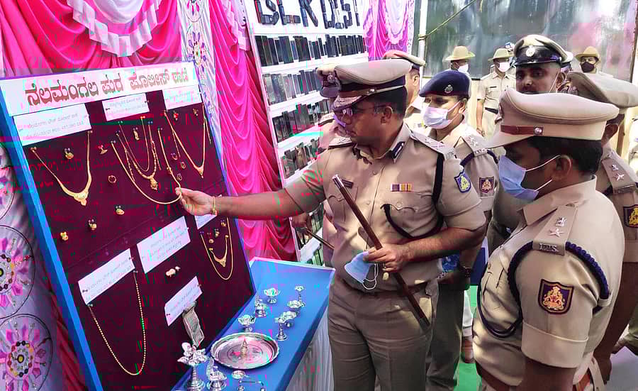 ವಶಪಡಿಸಿಕೊಂಡ ಸ್ವತ್ತುಗಳನ್ನು ಕೇಂದ್ರ ವಲಯ ಐಜಿಪಿ ಎಂ.ಚಂದ್ರಶೇಖರ್ ಪರಿಶೀಲಿಸಿದರು. ಎಸ್ಪಿ ಕೋನವಂಶಿ ಕೃಷ್ಣ, ಡಿವೈಎಸ್ಪಿ ಎಚ್‌.ಸಿ.ಜಗದೀಶ್‌ ಇದ್ದಾರೆ.