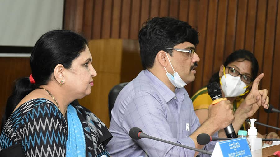 ಚಿತ್ರದುರ್ಗದಲ್ಲಿ ಗುರುವಾರ ನಡೆದ ಮಳೆ ಹಾನಿ ಮಾಹಿತಿ ಹಾಗೂ ವಿವಿಧ ಇಲಾಖೆಗಳ ಪ್ರಗತಿ ಪರಿಶೀಲನಾ ಸಭೆಯಲ್ಲಿ ಜಿಲ್ಲಾ ಉಸ್ತುವಾರಿ ಕಾರ್ಯದರ್ಶಿ ಡಾ.ಪಿ.ಸಿ. ಜಾಫರ್ ಮಾತನಾಡಿದರು. ಜಿಲ್ಲಾಧಿಕಾರಿ ಕವಿತಾ ಎಸ್. ಮನ್ನಿಕೇರಿ, ಜಿಲ್ಲಾ ಪಂಚಾಯಿತಿ ಸಿಇಒ ಡಾ.ಕೆ.ನಂದಿನಿದೇವಿ ಇದ್ದರು.