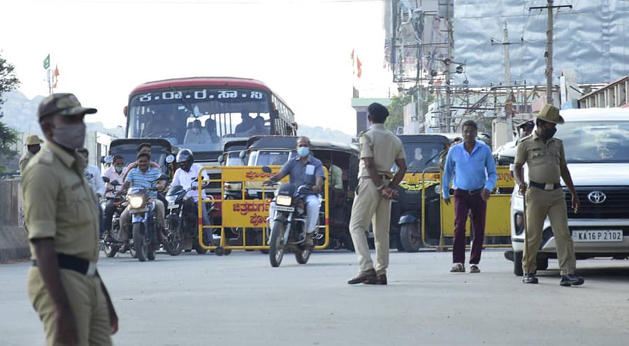 ರಾಜ್ಯಪಾಲ ಥಾವರಚಂದ್ ಗೆಹಲೋತ್ ಅವರು ಚಿತ್ರದುರ್ಗದ ಪ್ರವಾಸಿ ಮಂದಿರದಲ್ಲಿ ವಿಶ್ರಾಂತಿ ಪಡೆಯುತ್ತಿದ್ದ ಸಂದರ್ಭದಲ್ಲಿ ಸಮೀಪದ ಬಿ.ಡಿ. ರಸ್ತೆಯಲ್ಲಿ ವಾಹನ ಸಂಚಾರವನ್ನು ನಿರ್ಬಂಧಿಸಲಾಗಿತ್ತು.