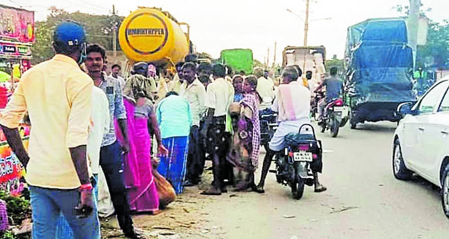 ಬಾಗೇಪಲ್ಲಿ ಕೃಷಿ ಉತ್ಪನ್ನ ಮಾರುಕಟ್ಟೆ ಮುಂಭಾಗದ ಮುಖ್ಯರಸ್ತೆಯಲ್ಲಿಯೇ ವ್ಯಾಪಾರ ಮಾಡುತ್ತಿರುವುದು