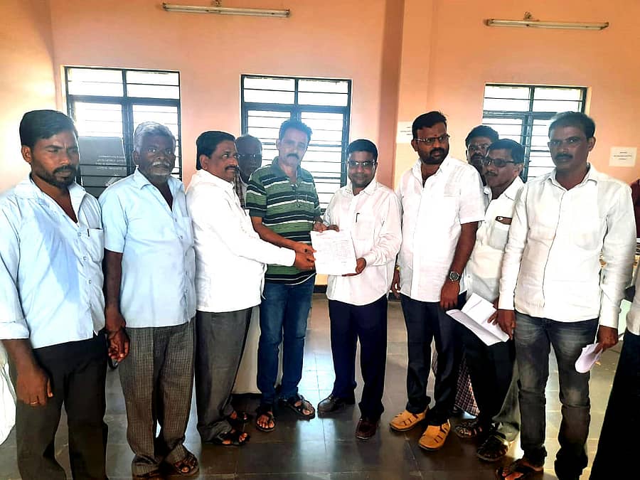 ಲಿಂಗಸುಗೂರಿಗೆ ಶುಕ್ರವಾರ ಭೇಟಿ ನೀಡಿದ್ದ ಗದಗ– ವಾಡಿ ರೈಲ್ವೆ ಮಾರ್ಗ ಯೋಜನೆಯ ವಿಶೇಷ ಭೂ ಸ್ವಾಧೀನಾಧಿಕಾರಿ ಅಶೋಕ ಅವರಿಗೆ ತಾಲ್ಲೂಕಿನ ವಿವಿಧ ಗ್ರಾಮಗಳ ರೈತರು ಮನವಿ ಸಲ್ಲಿಸಿದರು