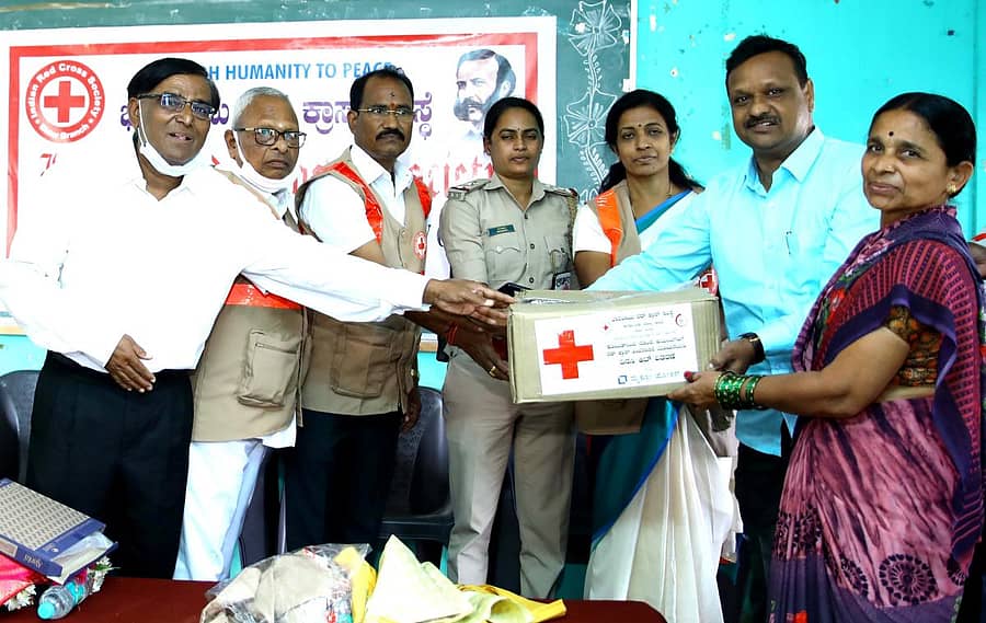 ಬೀದರ್ನ ಶ್ರೀಮತಿ ಲಕ್ಷ್ಮೀಬಾಯಿ ಕಮಠಾಣೆ ಶಿಕ್ಷಣ ಮಹಾವಿದ್ಯಾಲಯದಲ್ಲಿ ನಡೆದ ಕಾರ್ಯಕ್ರಮದಲ್ಲಿ ಬಡ ಕುಟುಂಬಗಳ ಮಹಿಳೆಯರಿಗೆ ಭಾರತೀಯ ರೆಡ್ ಕ್ರಾಸ್ ಸಂಸ್ಥೆ ವತಿಯಿಂದ ಆಹಾರಧಾನ್ಯ ಕಿಟ್ ಉಚಿತವಾಗಿ ವಿತರಿಸಲಾಯಿತು