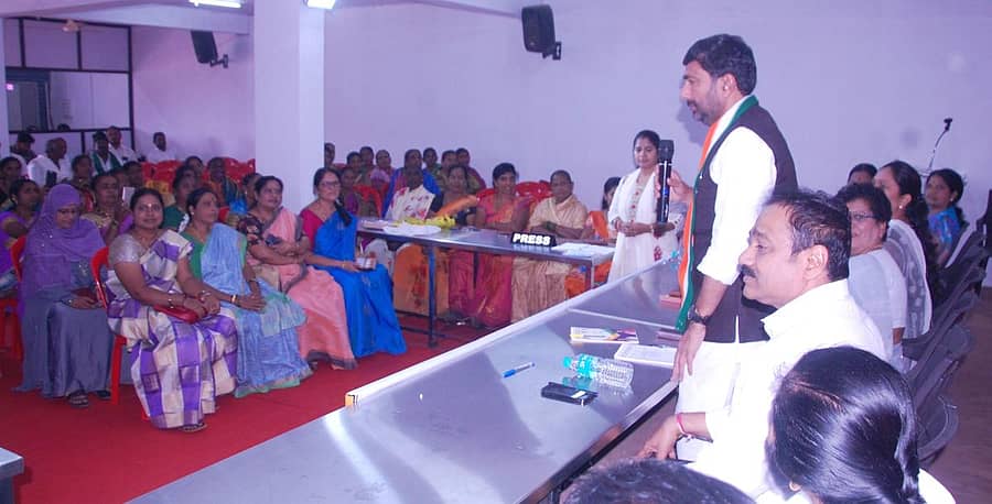 ವಿಧಾನ ಪರಿಷತ್ ಚುನಾವಣೆ ಹಿನ್ನೆಲೆಯಲ್ಲಿ ಹುಬ್ಬಳ್ಳಿಯ ಕಾಂಗ್ರೆಸ್ ಕಚೇರಿಯಲ್ಲಿ ಶುಕ್ರವಾರ ನಡೆದ ಮಹಿಳಾ ಕಾಂಗ್ರೆಸ್ ಸಮಿತಿಯ ಸಭೆಯಲ್ಲಿ ಅಭ್ಯರ್ಥಿ ಸಲೀಂ ಅಹ್ಮದ್ ಮಾತನಾಡಿದರು