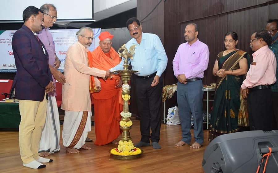 ಹಂಪಿ ಕನ್ನಡ ವಿಶ್ವವಿದ್ಯಾಲಯದಲ್ಲಿ ಶುಕ್ರವಾರ ಏರ್ಪಡಿಸಿದ್ದ ಕಾರ್ಯಕ್ರಮವನ್ನು ಕರ್ನಾಟಕ ಸಂಸ್ಕೃತ ವಿಶ್ವವಿದ್ಯಾಲಯದ ಕುಲಪತಿ ಕೆ.ಇ.ದೇವನಾಥನ್, ಸಿರಿಗೇರಿ ತರಬಾಳು ಜಗದ್ಗುರು ಬೃಹನ್ಮಠದ ಶಿವಮೂರ್ತಿ ಶಿವಾಚಾರ್ಯ ಸ್ವಾಮೀಜಿ ಹಾಗೂ ಕುಲಪತಿ ಪ್ರೊ. ಸ.ಚಿ. ರಮೇಶ ಉದ್ಘಾಟಿಸಿದರು